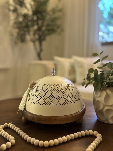 مضيفه بغطاء مزخرف وقاعده خشبيه