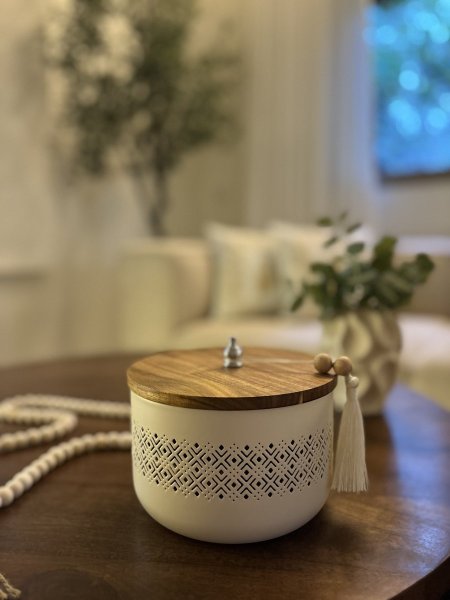 مضيفه دائريه مزخرفه مع خشب