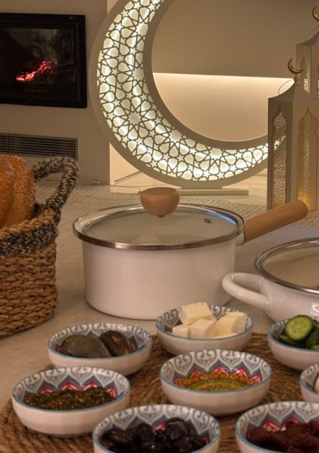 كسرولا مع غطاء بيد خشب