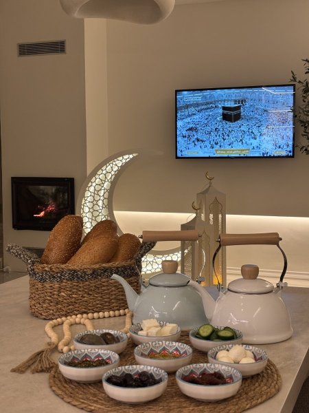 إبريق لون ابيض أو فيروزي مع 7 صحون