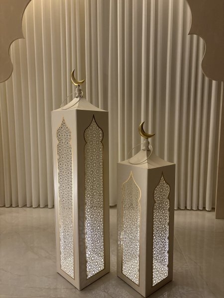 فوانيس معدن حجم كبير مضيئة